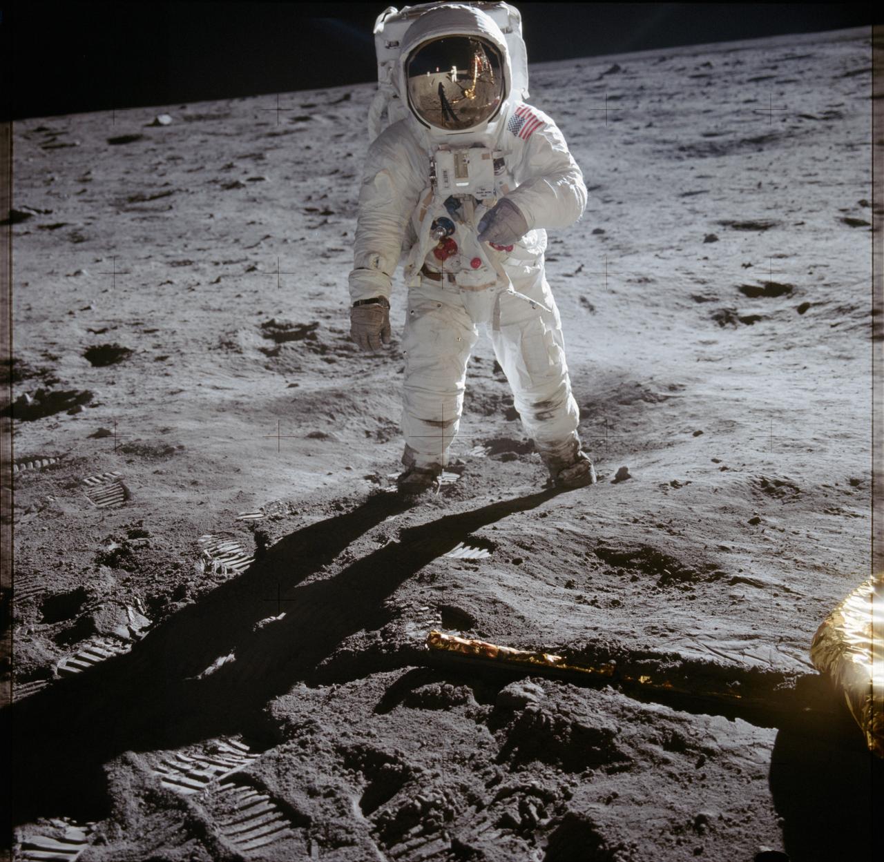 Buzz Aldrin steht während Apollo 11 auf der Mondoberfläche