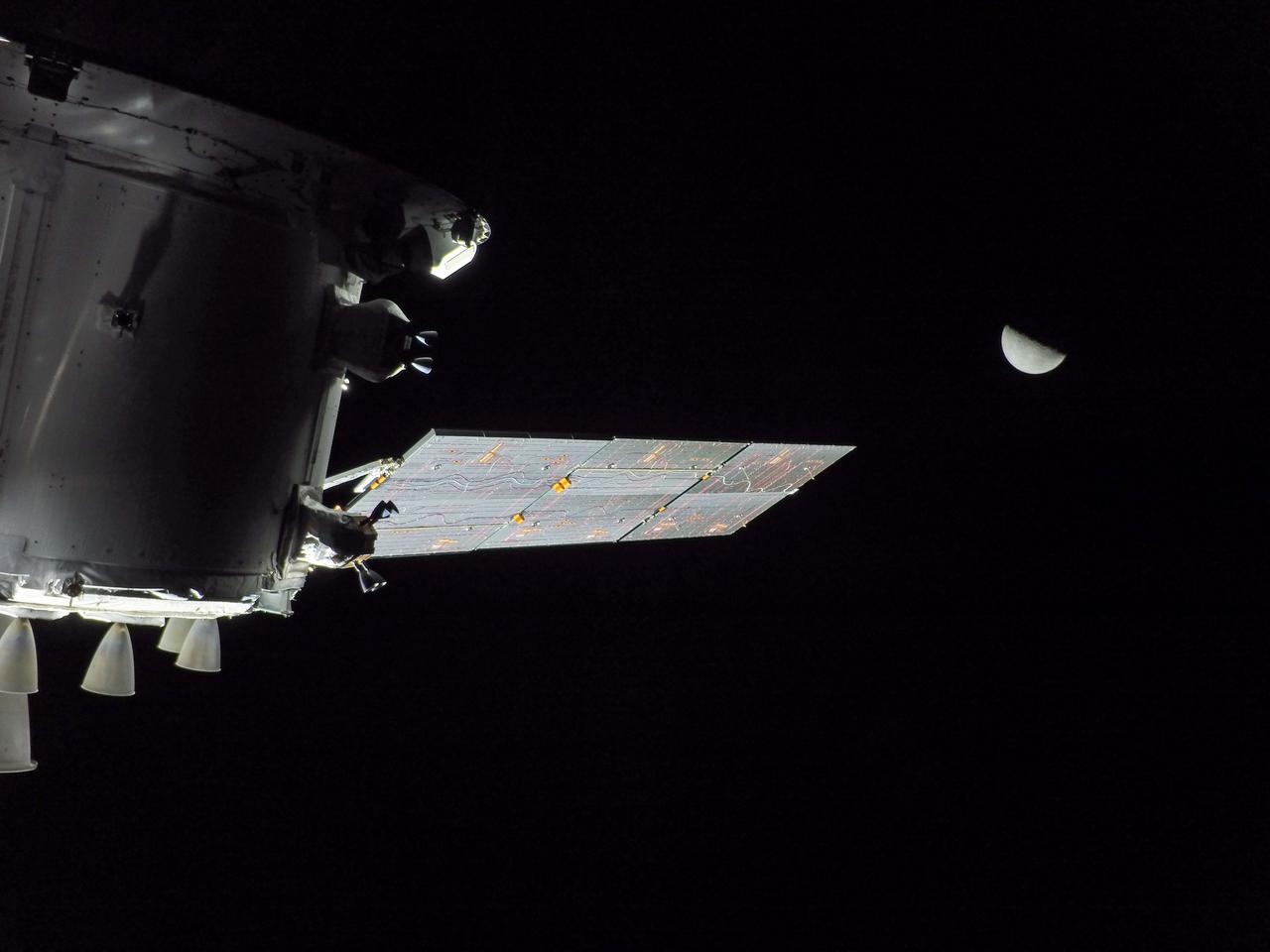 Das Orion-Raumschiff von Artemis I mit dem Mond im Hintergrund