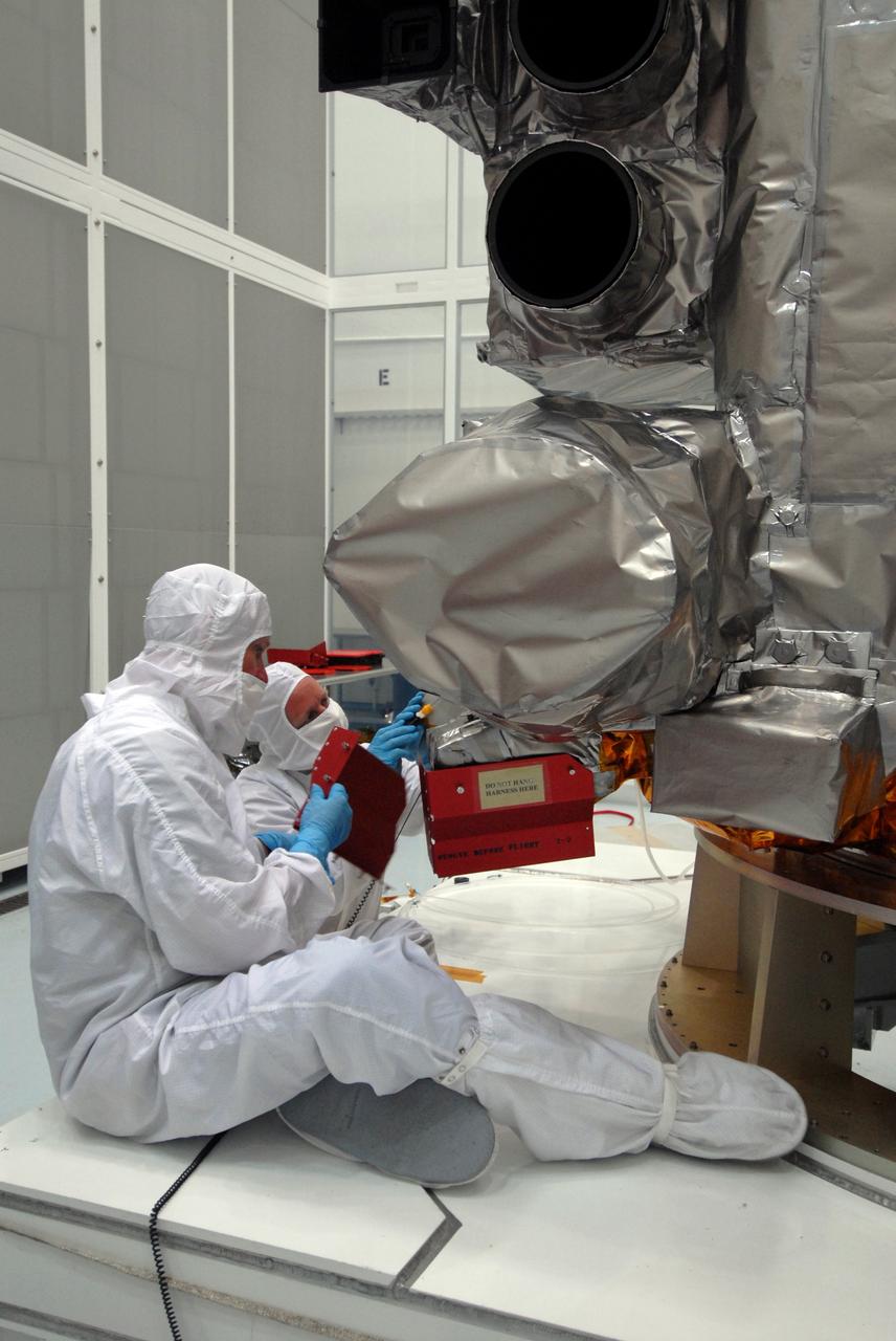 Techniker arbeiten am Lunar Reconnaissance Orbiter